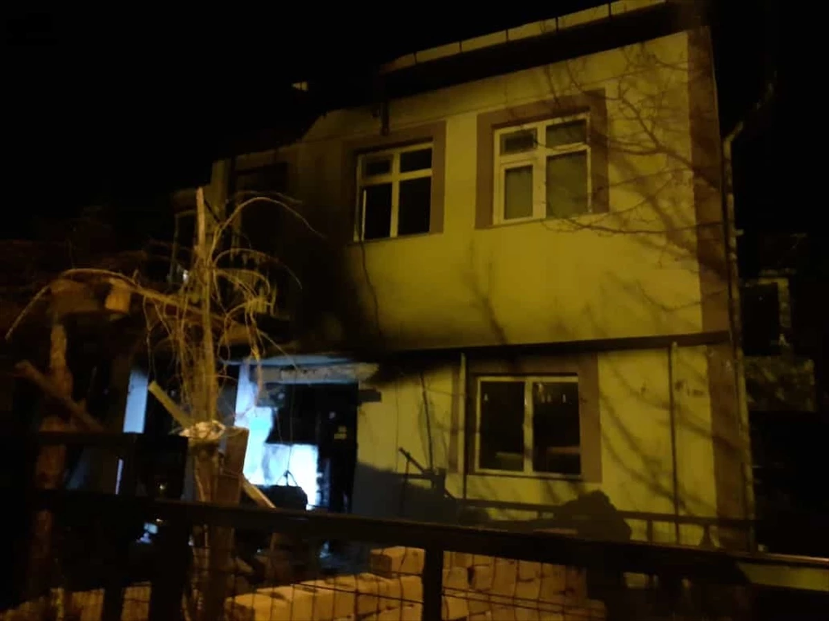 Ankara'nın Nallıhan ilçesinde 2 katlı evde çıkan yangın söndürüldü