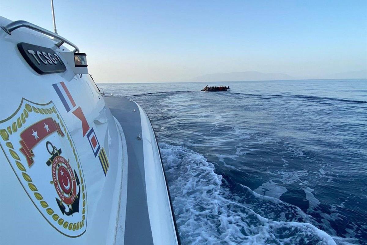 Ege Denizi'nde yardım bekleyen 51 düzensiz göçmeni Türk Sahil Güvenliği kurtardı