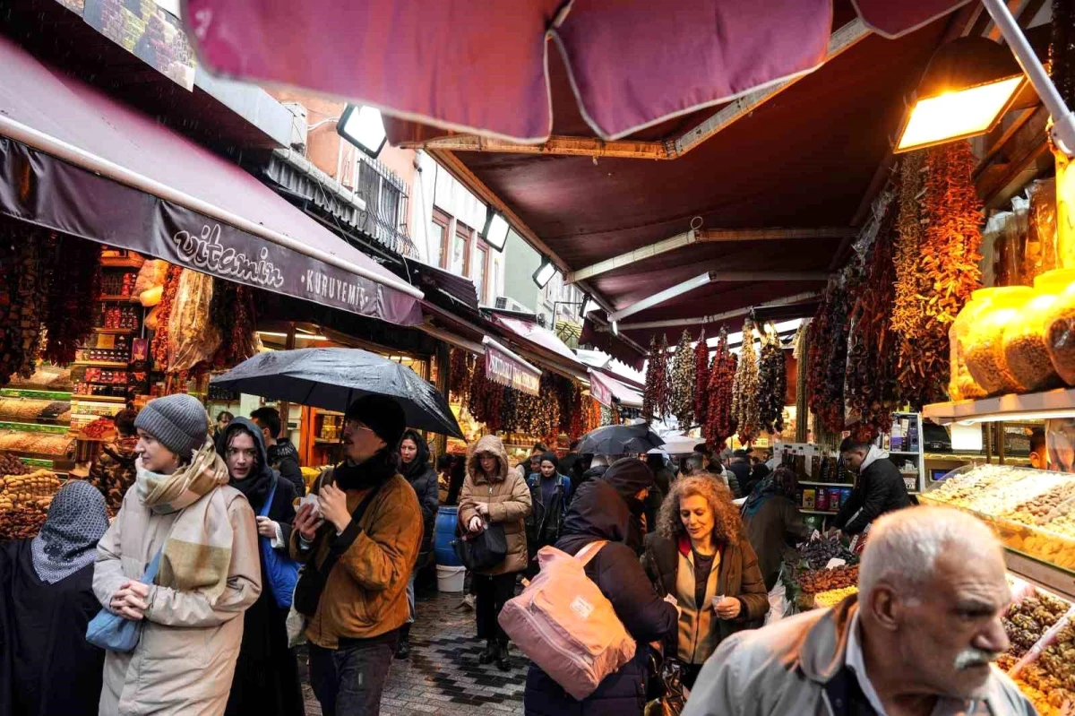 Eminönü'nde Ramazan alışverişleri yağmura rağmen devam etti