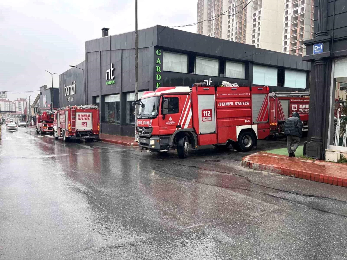 Esenyurt'ta Mobilyacılar Çarşısı'nda Yangın Çıktı
