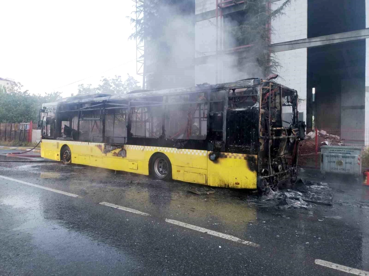 Sultanbeyli'de İETT Otobüsünde Yangın Çıktı
