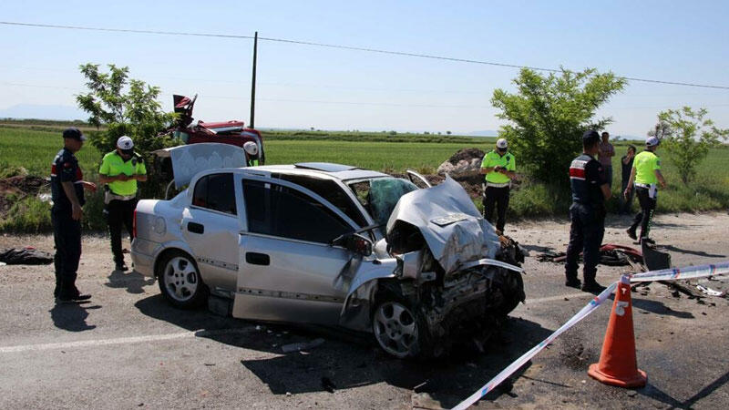 İki otomobilin çarpıştığı kazada 7 aylık hamile kadın ve annesi öldü, 3 yaralı