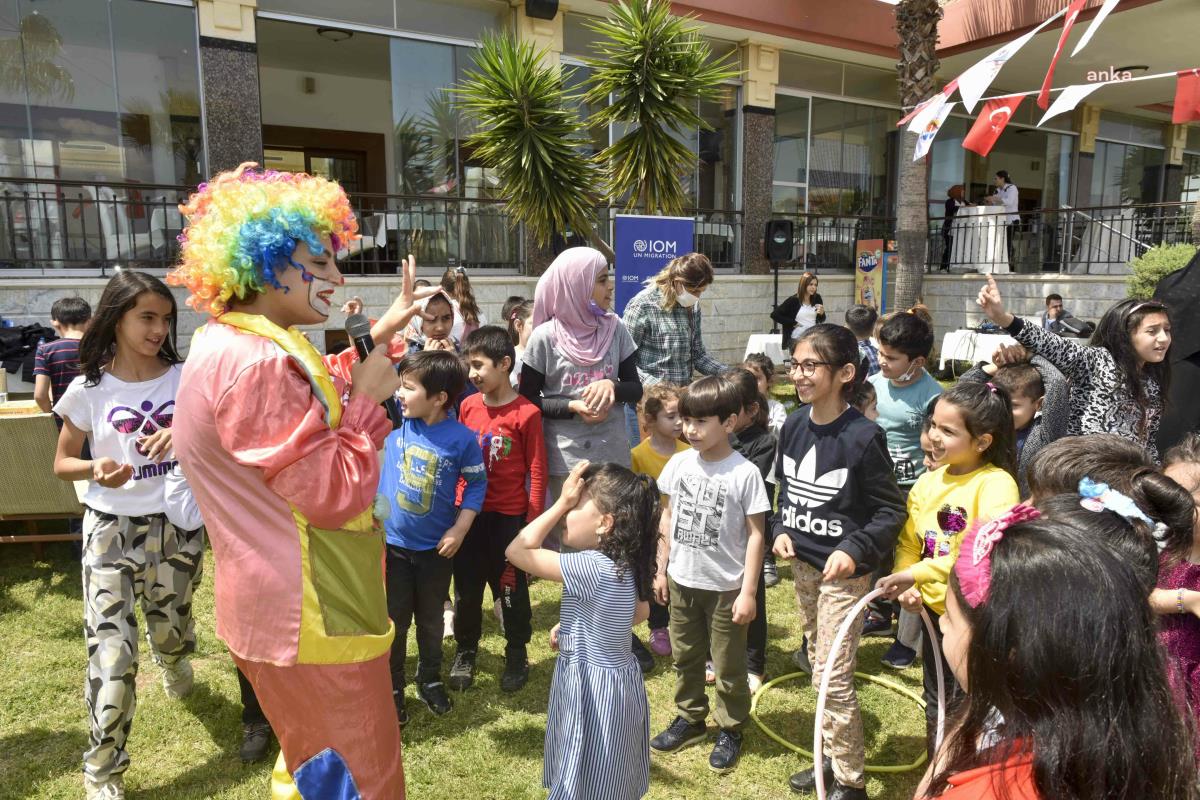 Adana'da 23 Nisan'da Hasta ve Göçmen Çocuklar Unutulmadı