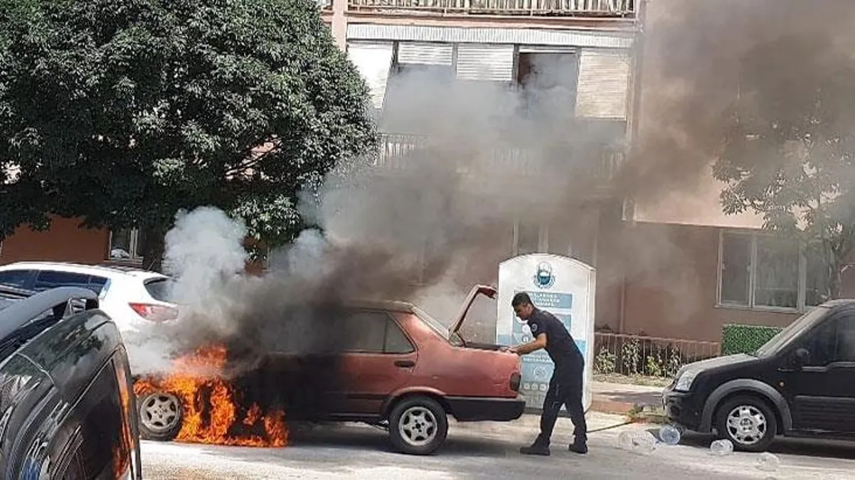 Alev topuna dönen otomobilinin içine girdi