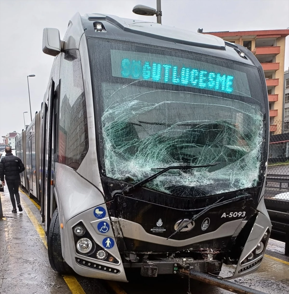Avcılar'da İki Metrobüs Çarpıştı: 4 Yolcu Yaralandı