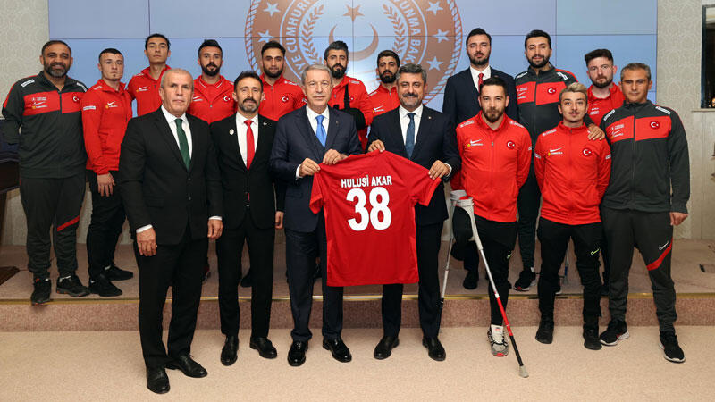 Bakan Akar, 'Ampute Futbol Milli Takımı'nı kabul etti