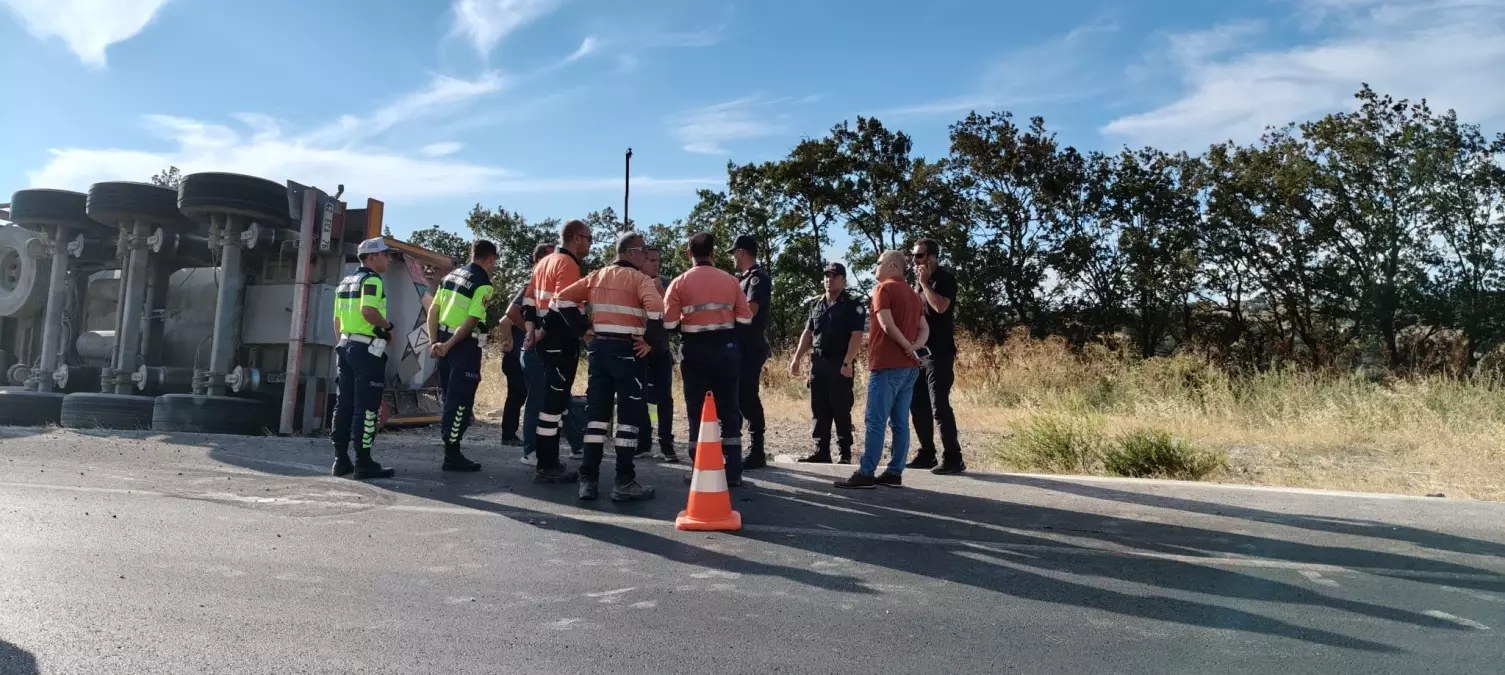 Balıkesir Savaştepe'de Devrilen Tanker Yolu 6 Saat Sonra Açıldı
