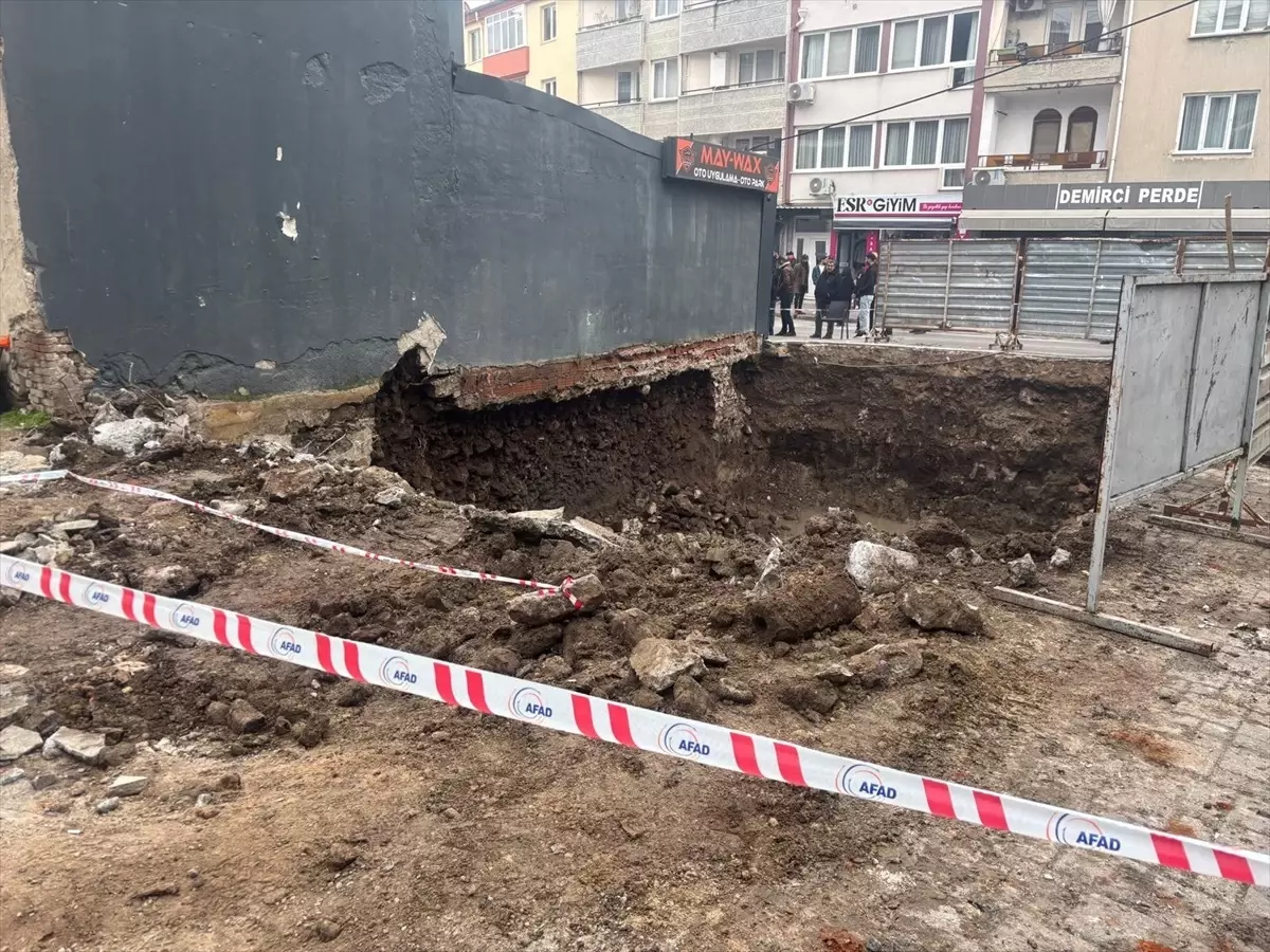 Balıkesir'de İnşaat Kazısı Nedeniyle İş Yeri Boşaltıldı