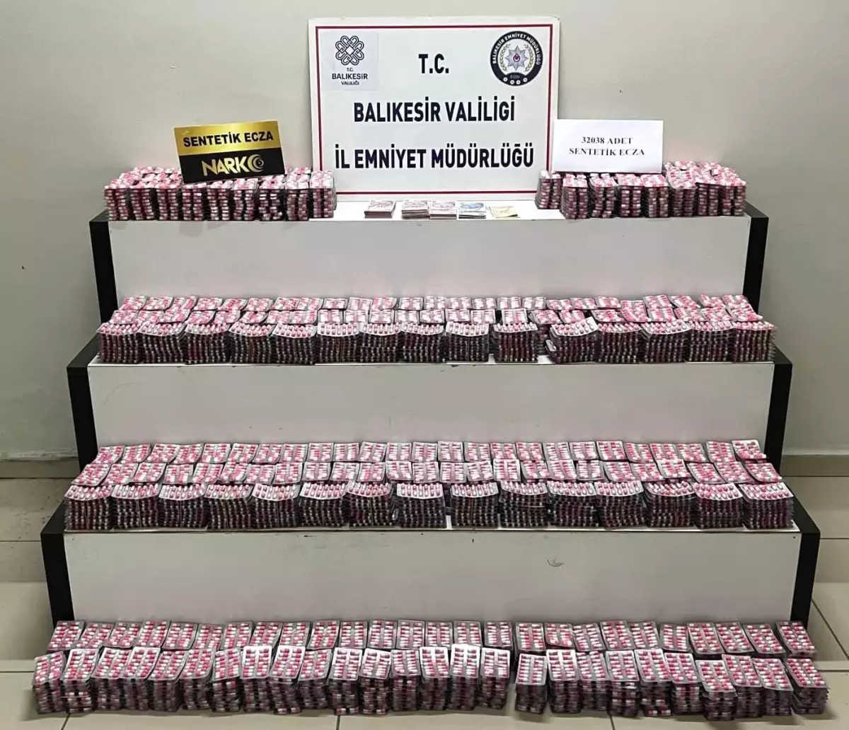 Balıkesir'de Uyuşturucu Operasyonu: 32 Bin Hap ve Nakit Para Ele Geçirildi
