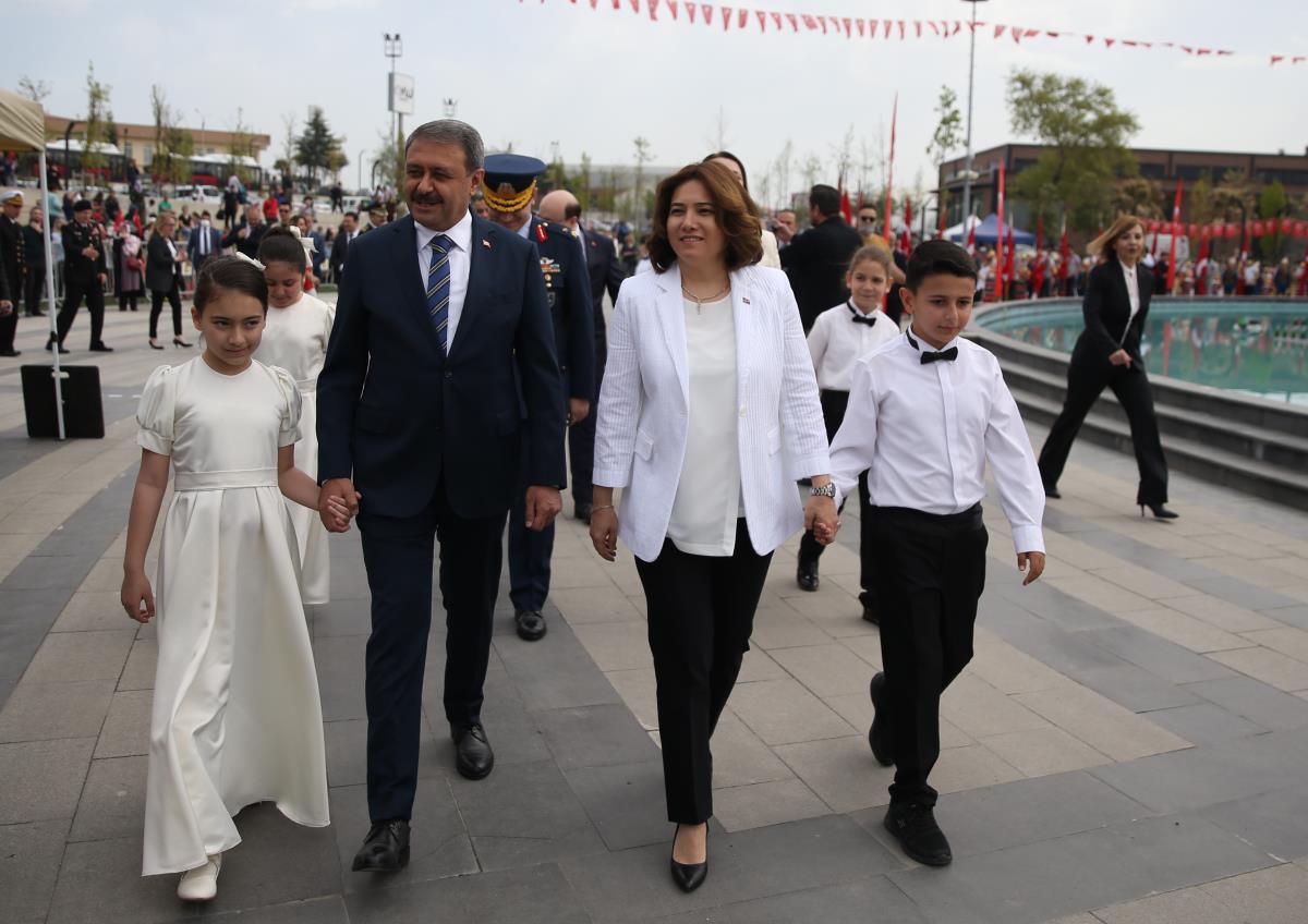 Balıkesir'in ilçelerinde 23 Nisan Ulusal Egemenlik ve Çocuk Bayramı kutlandı