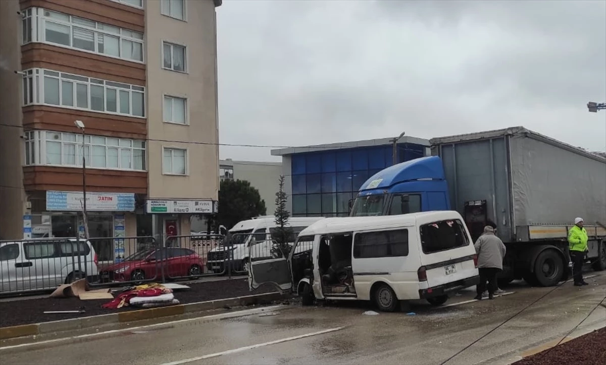 Bandırma'da kamyonet ile tır çarpışması: 1 ölü, 2 yaralı