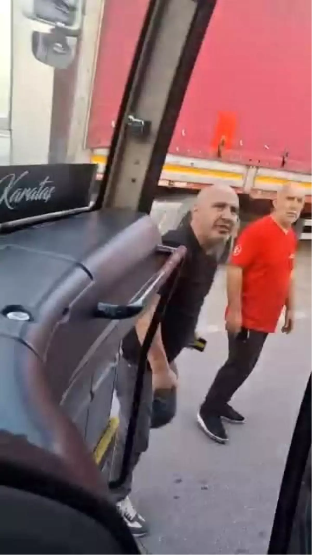 Bursa'da Ters Yöne Giren Sürücü ile Otobüs Şoförü Arasında Tartışma