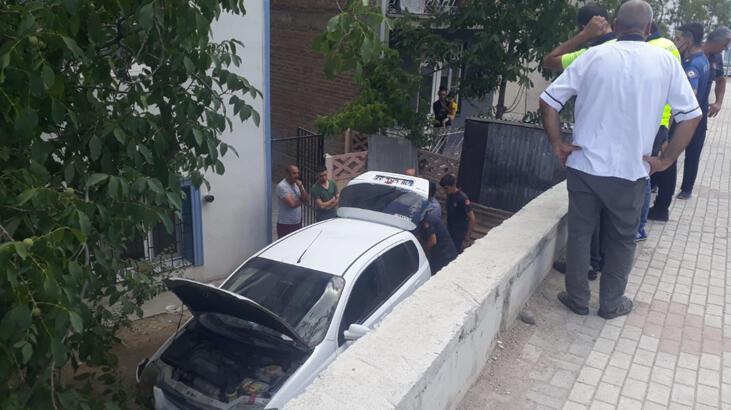 Elazığ'da otomobil evin bahçesine düştü