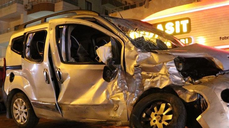 Hafif ticari araç ile minibüs çarpıştı: 4 yaralı