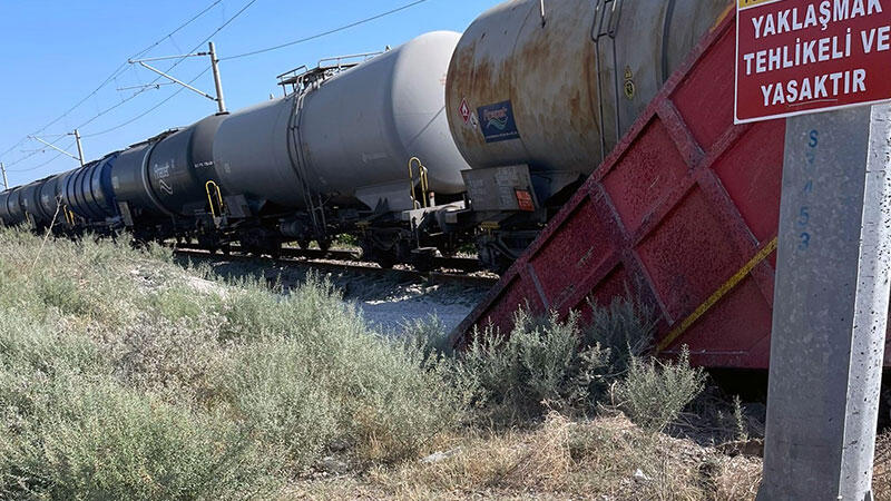 Hemzemin geçitte tren kamyona çarptı: 1 ölü, 1 yaralı
