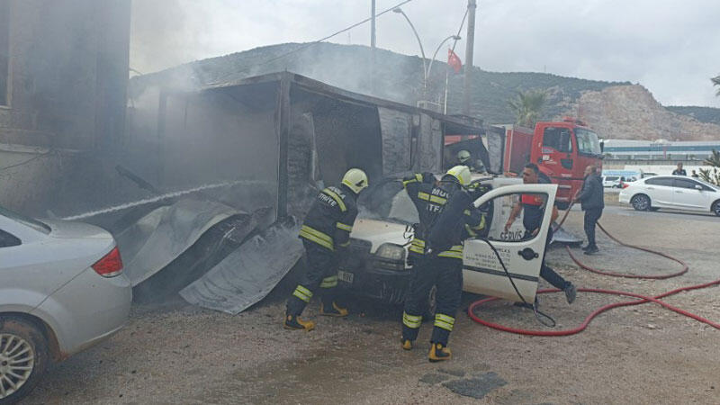 İşçilerin kaldığı konteyner ile park halindeki 2 araç yandı