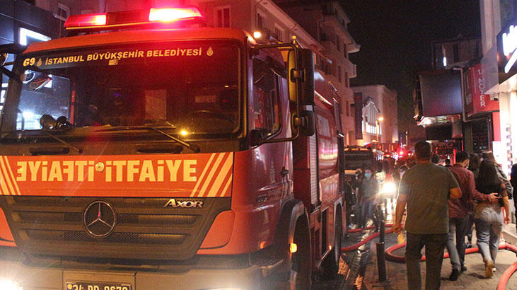 İstanbul'un göbeğinde korkutan yangın! Alev topuna döndü