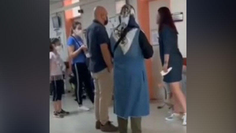İzmir'de hasta yakını ile doktor arasındaki tartışma kamerada