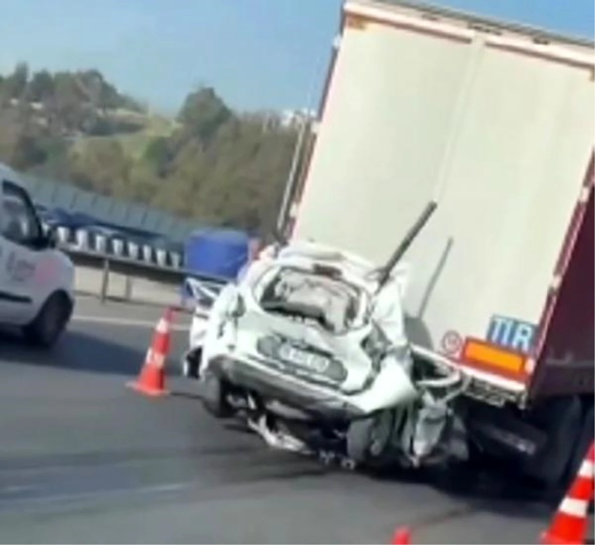 İzmir'de korkunç kaza: Otomobil kağıt gibi ezildi, sürücü hayatını kaybetti