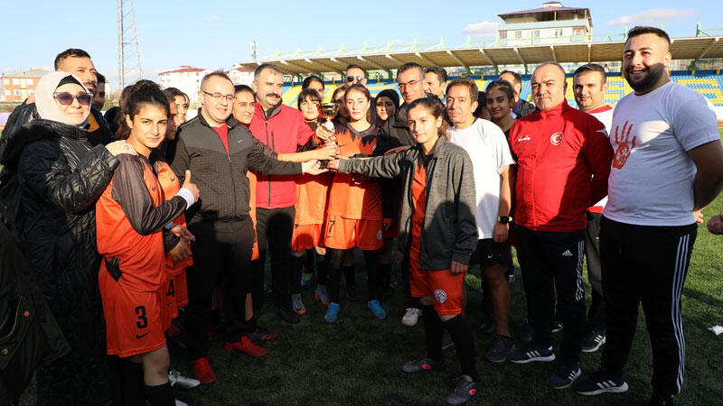 Kadın futbol takımı, Kadına Yönelik Şiddete Karşı Uluslararası Mücadele Günü'nde erkek rakiplerini farklı yendi