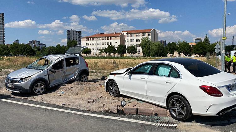 Kayseri'de iki otomobil çarpıştı! 8 kişi yaralandı