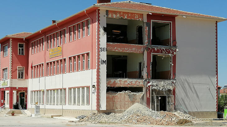 Konya'da okulun duvarı çöktü: 1 ölü