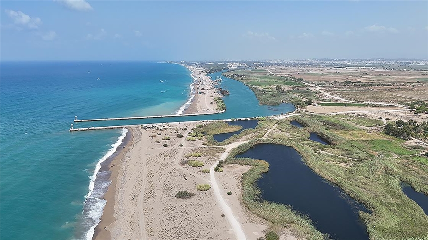 Manavgat Irmağı’ndan kalkan tur tekneleri, misafirlerini denizle buluşturuyor