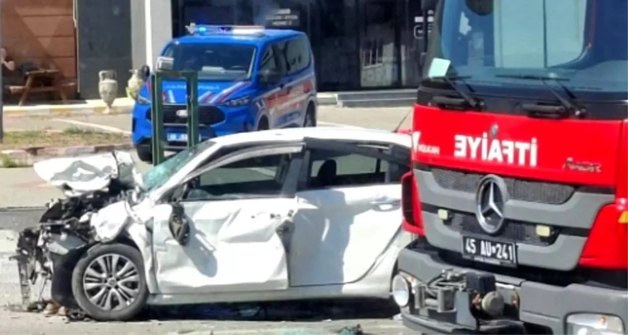 Manisa'da Zincirleme Trafik Kazası: 1 Ölü, 3 Yaralı