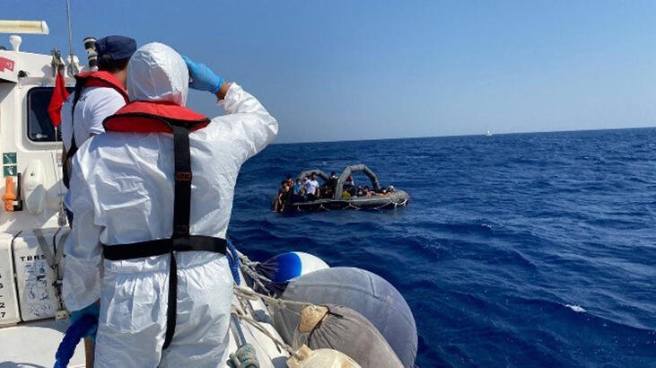 Muğla'da Türk kara sularına itilen yabancı uyruklu 54 kişi kurtarıldı