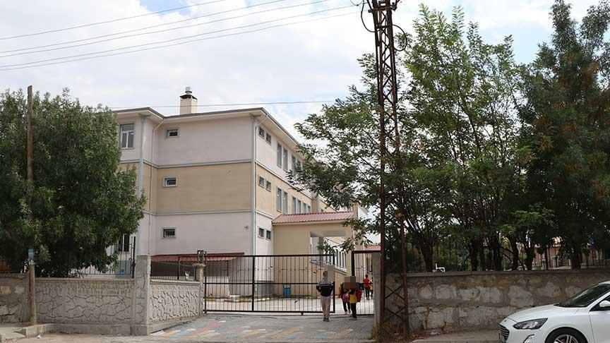 Okulda dehşet: Yanlış kişiyi bıçakladı! araya giren öğretmen de yaralandı