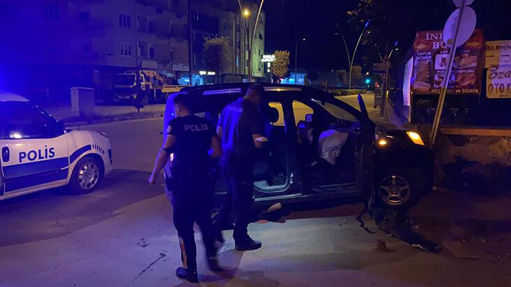 Polisin 'Dur' ihtarına uymayan sürücü, mezarlık duvarına çarptı