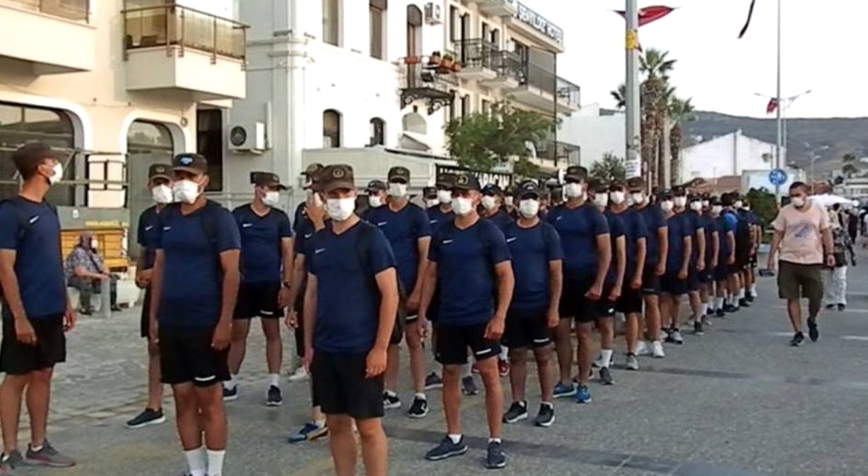 Jandarma Akademisi Öğrencileri Foça'yı marşlarla halk onları alkışlarla selamladı