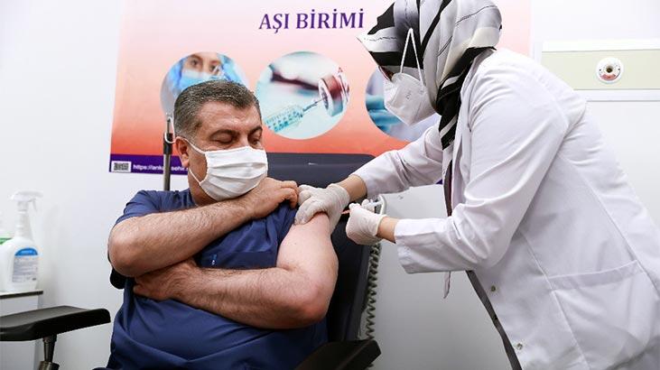 Son dakika: Sağlık Bakanı Koca canlı yayında koronavirüs aşısı oldu