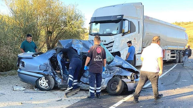 Antalya'da otomobil ile TIR, kafa kafaya çarpıştı: 4 ölü, 1 yaralı