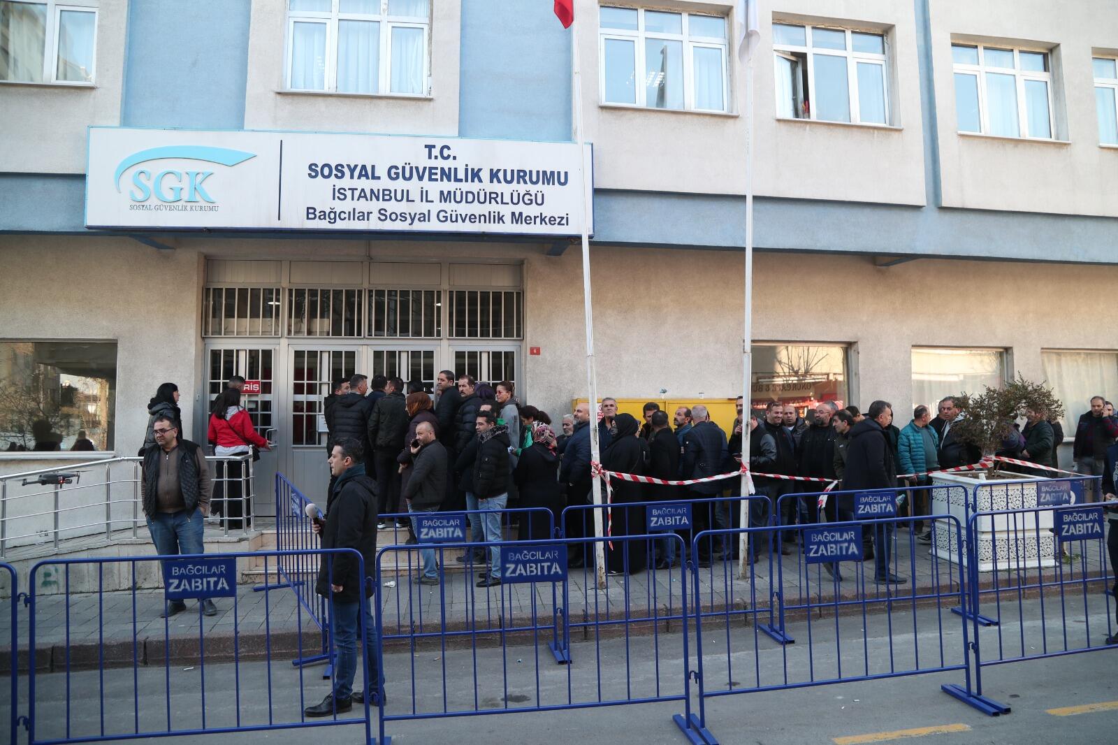 Bağcılar'da EYT kuyruğunda bekleyenlere belediye ekiplerinden ikram