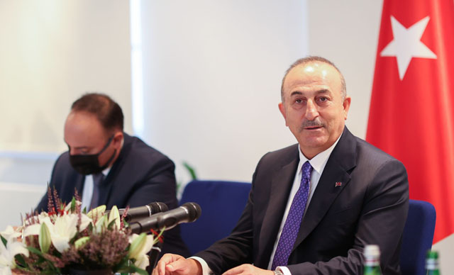 Bakan Çavuşoğlu, Polonya’da Türk iş insanlarıyla görüştü