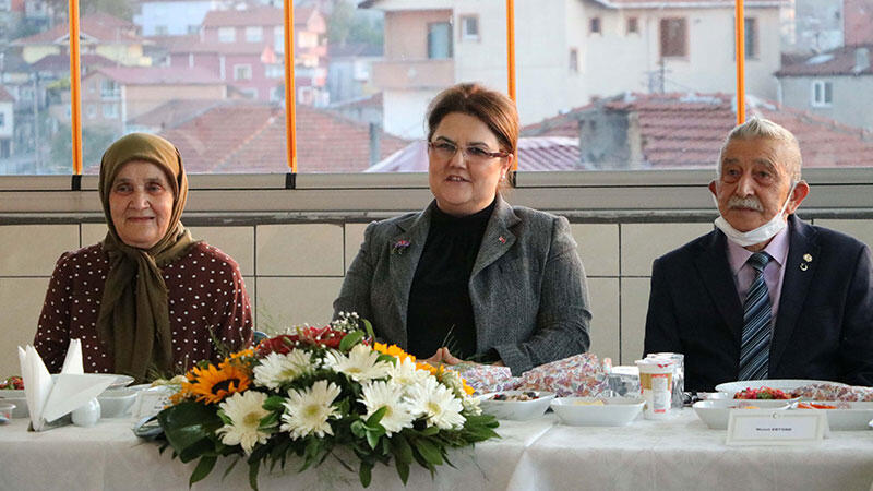 Bakan Yanık, Zonguldak'ta huzurevinde yaşlılarla iftarda buluştu