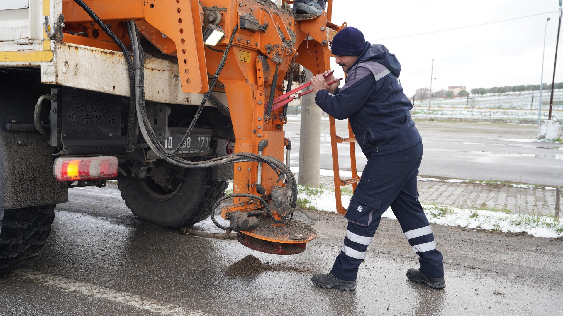 Balıkesir Büyükşehir Belediyesi ekipleri kar mesaisinde