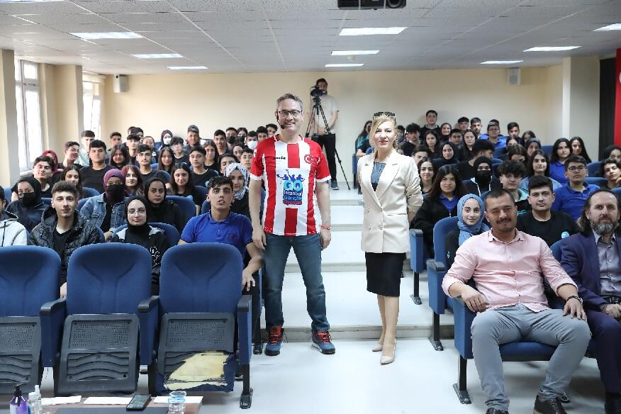 Başakşehir Belediye Başkanı Kartoğlu'ndan lise öğrencilerine müjde