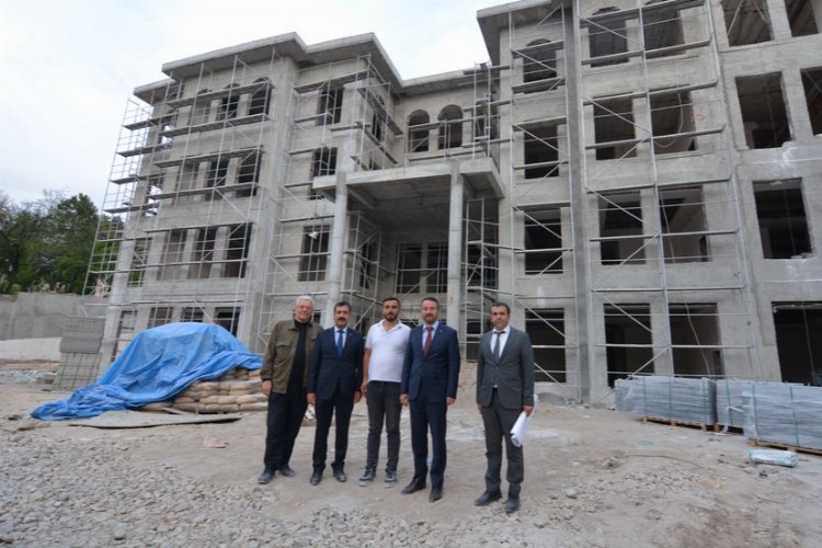 Başkan Adnan Öztaş yeni belediye binasının inşaatını inceledi