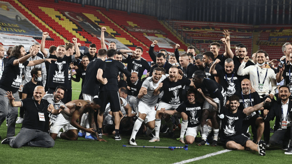 Beşiktaş’a Adidas’tan Özel Tasarım Ayakkabı: Samba Modeli Taraftarların Gözdesi Oldu