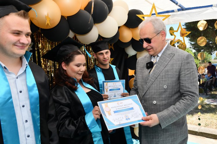 Bursa Mustafakemalpaşa'da gençlerin mezuniyet sevinci