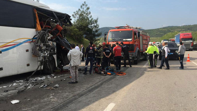 Bursa'da kamyon, yolcu otobüsüne çarptı: 1 ölü, 6 yaralı