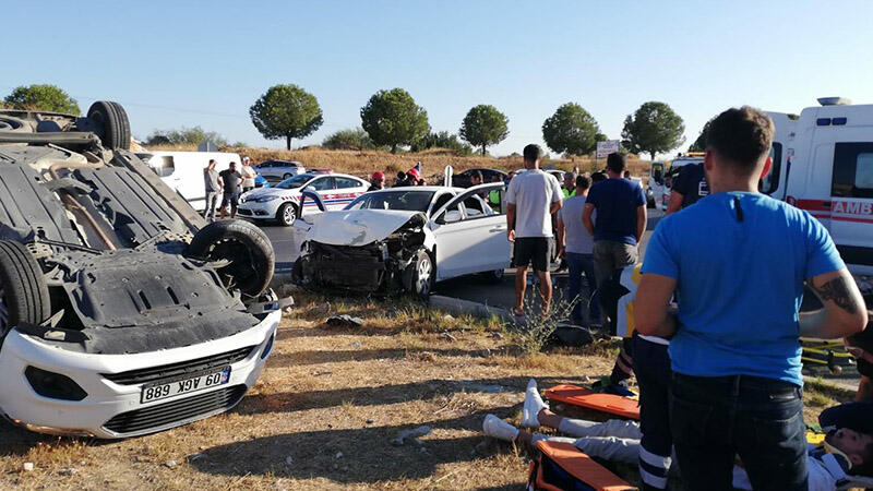 Didim'de 2 otomobil çarpıştı: 5 yaralı