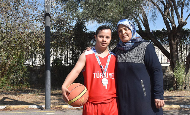 Down sendromlu milli basketbolcu Yunus Emre, annesinin desteğiyle başarıya koşuyor