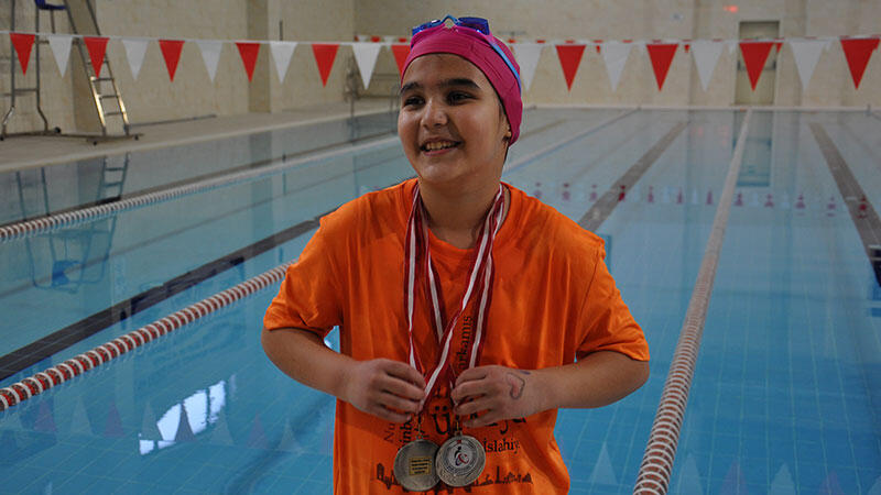 Engelli Asya yılmadı, yüzmede Türkiye 2'ncisi oldu