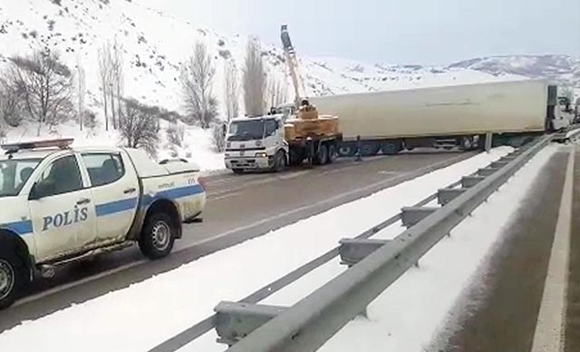 Erzincan- Erzurum kara yolu TIR kazası nedeniyle 1 saat ulaşıma kapandı