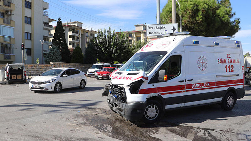 Hasta taşıyan ambulans ile ticari araç çarpıştı; 5 yaralı