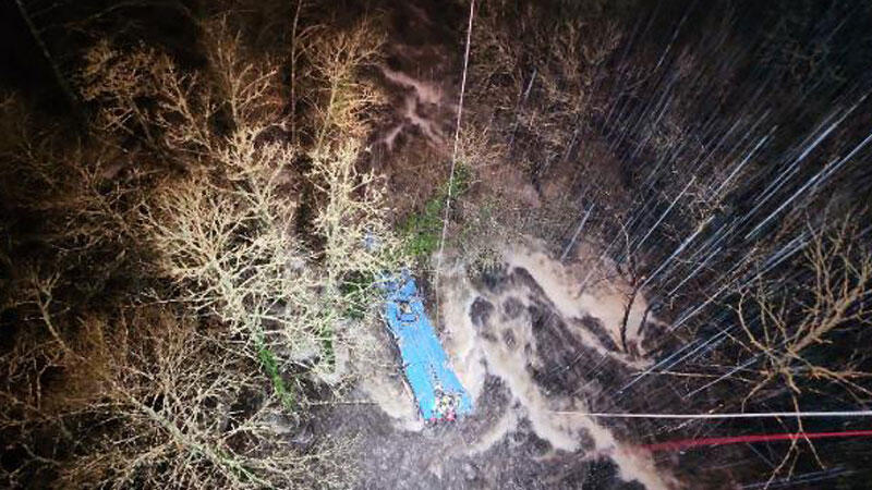 İspanya’da yolcu otobüsü nehre uçtu: 6 ölü