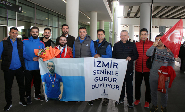 İzmir'in güreşteki gururuna özel karşılama